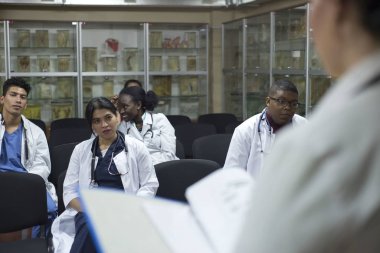Hastane, Meslek, insanlar ve tıp kavramı - toplantı ve konferans Hastanesi'nde soruları sorarak mutlu doktor grup