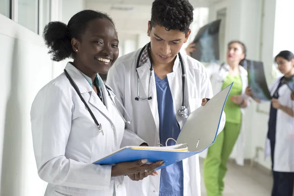 Portre portre seyir tam vücut x-ray radyografik görüntü, tomografi, Mr, entelektüel sağlık uzmanları ile beyaz stetoskop, Hastane Klinik arka plan izole. Radyoloji bölümü