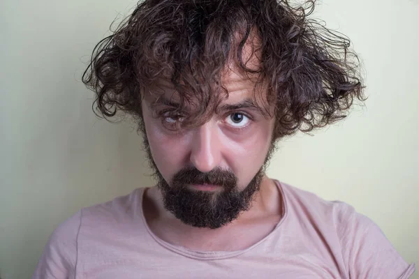 Retrato de um jovem com longos cabelos sujos na cabeça. Olha para a câmara. . — Fotografia de Stock