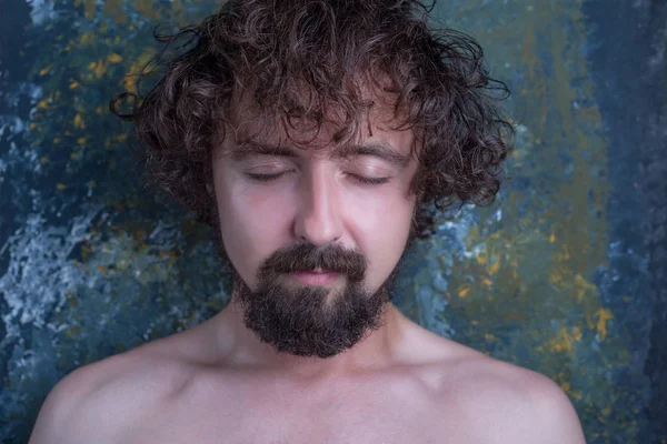 Retrato de um jovem com cabelo comprido e sujo e couro cabeludo problemático. Com os olhos fechados. Em um fundo abstrato escuro — Fotografia de Stock