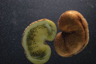 Böbreklere benzer Kivi meyveleri. Böbrek sağlığı konsepti. Tanıtım fotoğrafı.