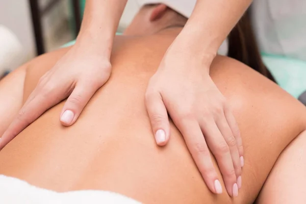 Masör güzel bir kıza masaj yapıyor. Spa zevki