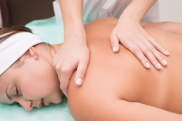 Masseur fait massage à une belle fille. Plaisir spa — Photo