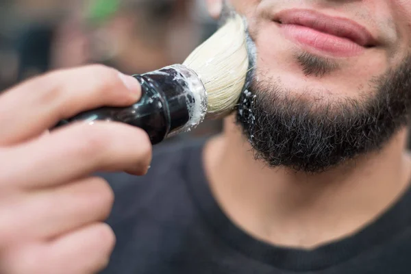 Гоління бороди для кавказького чоловіка. Підіймає бороду, готуючи її до стрижки. Перукарня Професійний догляд за бородою — стокове фото