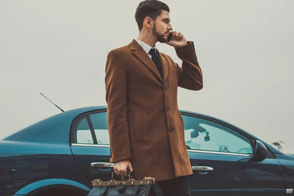Gelukkig glimlachen succesvolle zakenman staan in de buurt van nieuwe auto, buiten — Stockfoto