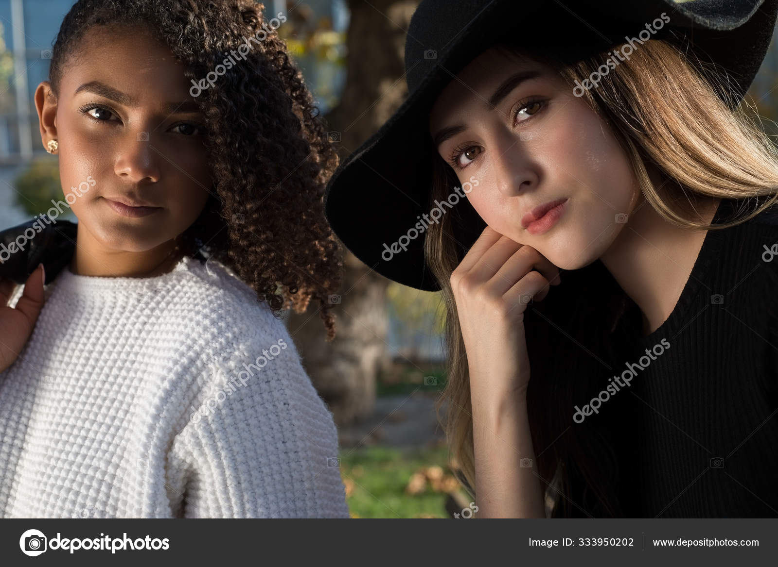 2人の若いスペインのファッションの女の子の肖像画を閉じます Z世代 黒の帽子の女の子 巻き毛の女の子 ストック写真 C Alexstockphoto21 2人の若いスペインのファッションの女の子の肖像画を閉じます Z世代 黒の帽子の女の子 巻き毛の女の子 ストック写真 C Alexstockphoto21
