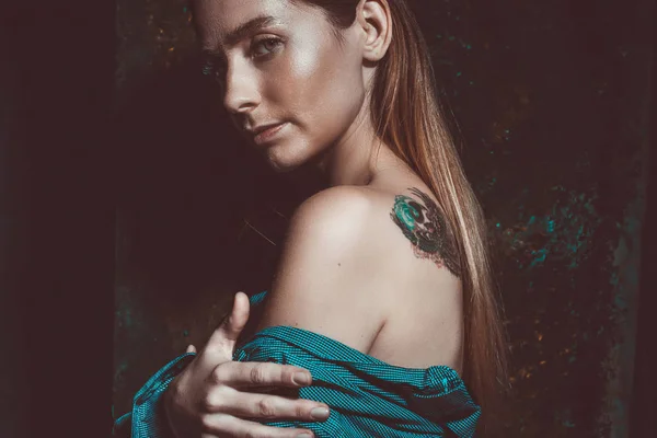 Zaporoże. Ukraina. listopad 2019 portret artystyczny pięknej młodej dziewczyny w wieku dwudziestu siedmiu lat. Koncepcja czułości i lekkiego ekshibicjonizmu, na ciemnym tle, ukazująca ramię — Zdjęcie stockowe