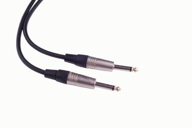 gitar izole beyaz zemin üzerine siyah kablo ile radyo sinyalleriyle iletilen kriko