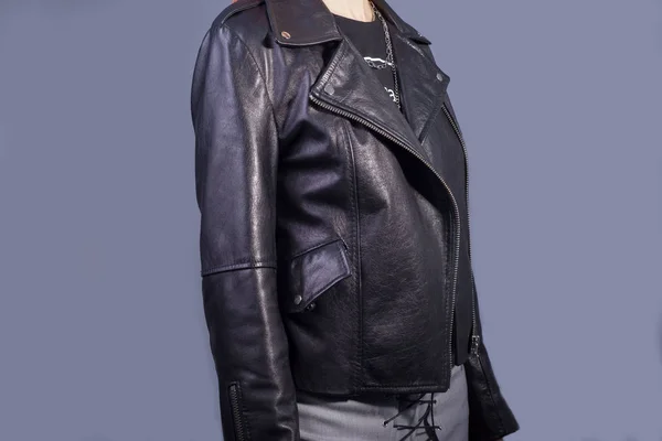 Πορτρέτο ενός κοριτσιού με δερμάτινο μπουφάν υψηλής ποιότητας. Ροκ εν ρολ στυλ στις γυναίκες. Διαφημιστική φωτογραφία δερμάτινου σακακιού — Φωτογραφία Αρχείου