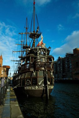 Polonya. Gdansk. Ocak 2020. Yolcu gemisinin turistler için genel planı, kanal boyunca iskelede. Arka planda ev var..