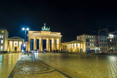 Berlin. Almanya. Ocak 2020. Gece evinin manzarası Reytstrakh. Dem Deveschen Volke