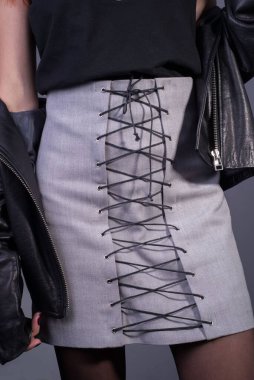 Yüksek kaliteli deri ceketli bir kızın portresi. Kadınlarda rock 'n roll tarzı. Deri ceketin promosyon fotoğrafı.