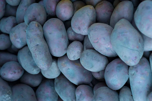 Крупным планом грязного картофельного теста на рынке за прилавком — стоковое фото