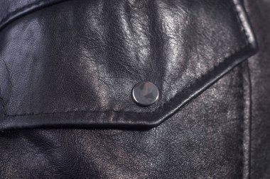 Yüksek kaliteli deriden yapılmış yakın çekim ceket, düğmeli cep..