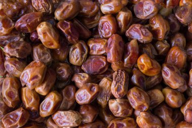 Kurumuş hurma meyvelerinin üst görünüm dokusu. Beslenme, vejetaryenler, doğal sağlıklı beslenme