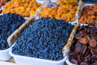 Mağaza tezgahının genel planı çeşitli kurutulmuş meyvelerin satışıyla birlikte. Kuru meyvelerin yüksek kalorili beslenmesi.