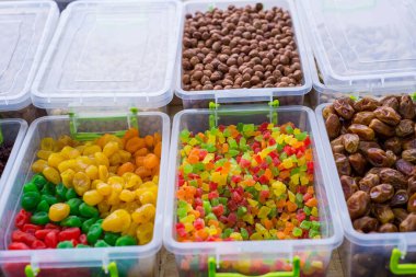 Mağaza tezgahının genel planı, kurutulmuş meyvelerle birlikte. Sağlıklı Gıda, Uygun Beslenme, Doğal Gıda, Vejetaryen Malzemeler