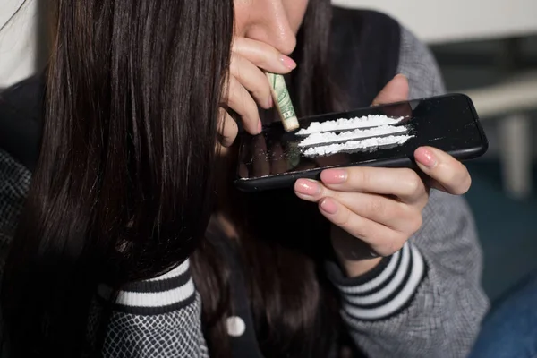 Portrait of a young cocaine girl using coca powder and a straw from a dollar. The problem of drug use in women. — Stock Photo, Image