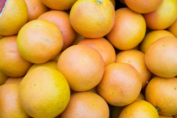 Top view textur av färsk grapefrukt på en basar räknare. Vitaminer, hälsosam kost — Stockfoto