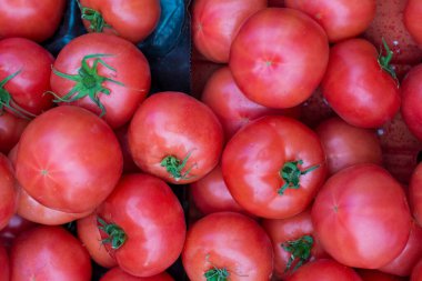 Markette satılan kırmızı domatesin üst görünüm dokusu. Sağlıklı ve doğal sebze yemekleri.