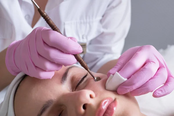 O médico-cosmetologista faz o tratamento do procedimento de Couperose da pele facial de uma mulher bonita e jovem em um salão de beleza. Cosmetologia e cuidados com a pele profissional. . — Fotografia de Stock