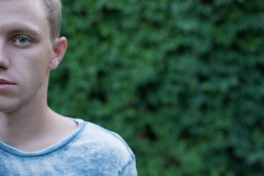 Yarım yüzlü bir adamın sanat portresi..