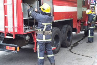 İtfaiye bir konut binasında ateşleme kaynağı olarak çalışıyor..