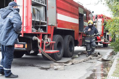İtfaiye bir konut binasında ateşleme kaynağı olarak çalışıyor..