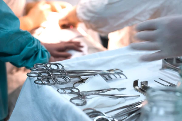 Instrumentos cirúrgicos em uma mesa estéril, na sala de cirurgia — Fotografia de Stock