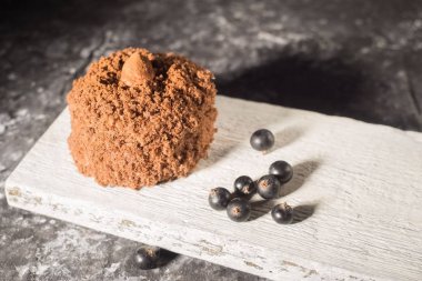 Çikolatalı pasta, ahşap bir tahtanın üzerinde, kırsal bir tarzda. Siyah böğürtlenli hamur işi