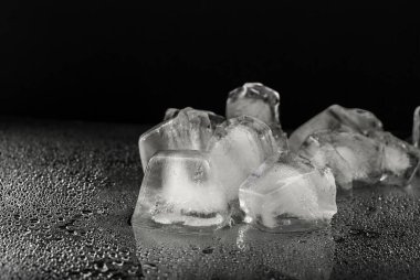 buz küpleri arka planda siyah tablo yansıması.