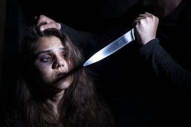 Genç bir kızın portresi, saçına tecavüz etmiş, bıçakla tehdit etmiş. Bir kadın için aile içi şiddet kavramı