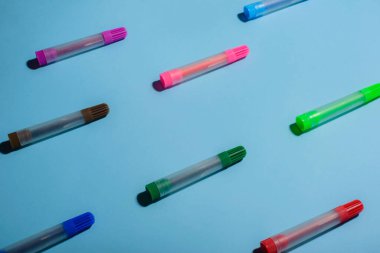 Mavi arka planda renkli işaretler. Minimalist bir kavram. Mükemmeliyetçilik