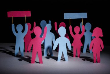 Elleri protestolarla dolu masaları tutan kağıt adamlar. Özgürlük ve bağımsızlık kavramı, demokrasi. İnsanları protesto etmek, acı çekmek. Toplantı.