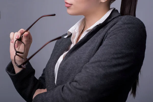 Retrato Una Joven Mujer Negocios Hermosa Traje Negocios Lleva Gafas —  Fotos de Stock