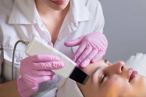 Close Esteticista Profissional Usando Aparelho Para Limpeza Facial Ultra Sônica — Fotografia de Stock