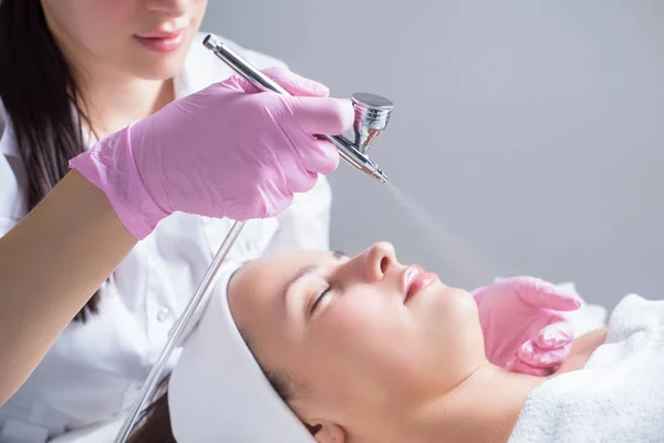 Primo Piano Mani Medico Cosmetologo Professionista Utilizzando Apparecchio Spruzza Prodotto — Foto Stock