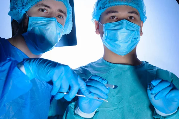 Retrato Dos Cirujanos Con Batas Estériles Sombreros Máscaras Cirujano Que — Foto de Stock