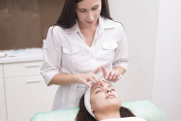 Massageterapeut Utför Ansiktsmassage Med Vacker Kvinna Händerna Närmar Sig Massagerum — Stockfoto