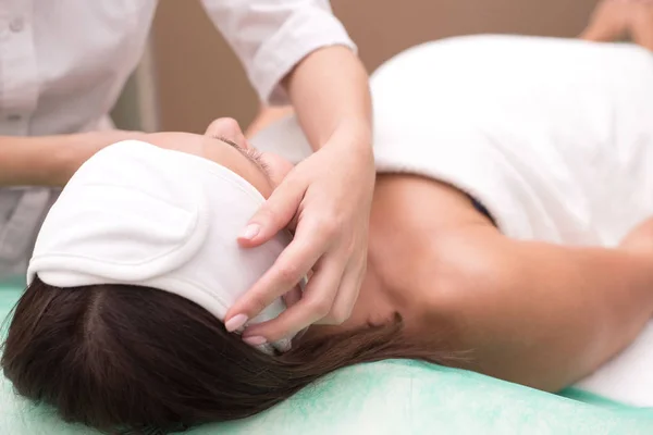 Massagista Faz Massagens Faciais Com Uma Mulher Bonita Mãos Estão — Fotografia de Stock