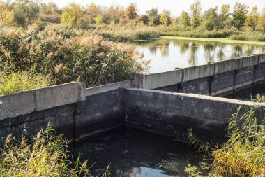 Taze suyun sudaki doğal arınması. Zirvenin manzarası, tortu ile suyu arındırmak..