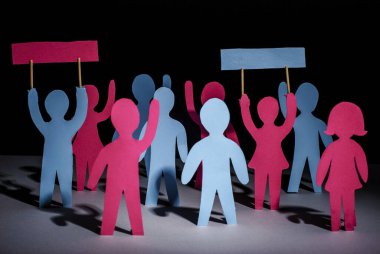 Elleri protestolarla dolu masaları tutan kağıt adamlar. Özgürlük ve bağımsızlık kavramı, demokrasi. İnsanları protesto etmek, acı çekmek. Toplantı. Fiyat artışına karşı protesto. Maaşlara zam yaptığı için grev. Mitingin konsepti ve 