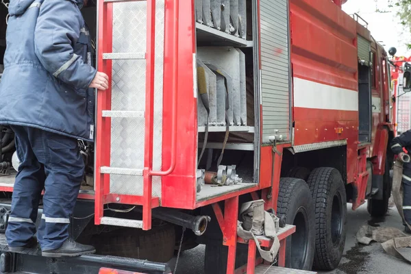 Cuerpo Bomberos Trabaja Una Fuente Ignición Edificio Residencial Gente Uniforme — Foto de Stock