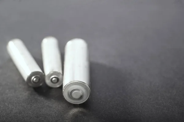 Gri Arka Planda Kullanılmış Piller Bataryalarla Çevre Kirliliği Yeniden Kullan — Stok fotoğraf