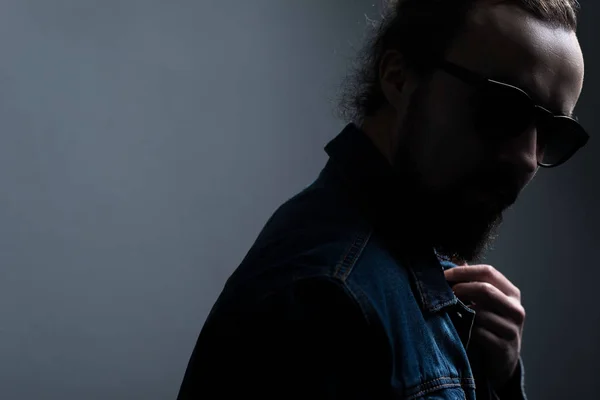 Estudio Dramático Retrato Sombras Joven Barbudo Con Gafas Una Chaqueta —  Fotos de Stock