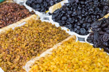 Mağaza tezgahının genel planı çeşitli kurutulmuş meyvelerin satışıyla birlikte. Yüksek kalorili kuru meyveler. Meyveler, kurutulmuş şeftali, incir, kayısı, kuru üzüm, kurutulmuş kayısı.