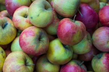 Kırmızı elmaların üst görünümü elmaların dokusudur. Kırmızı ve yeşil elmalar, kirli, bir pazar tezgahında