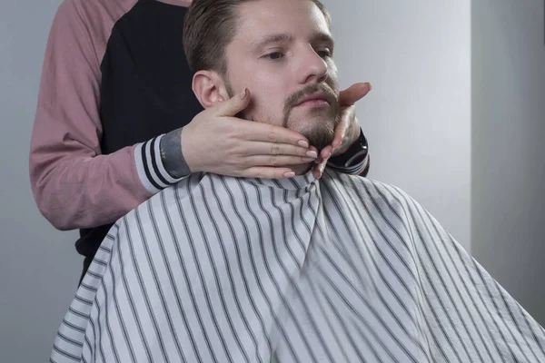 Processo Close Corte Cabelo Cuidado Barba Mestre Profissional Prepara Uma — Fotografia de Stock