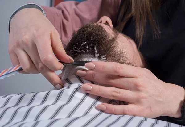 Cerrar Proceso Corte Pelo Cuidado Barba Maestro Profesional Prepara Una — Foto de Stock