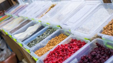 Mağaza tezgahının genel planı, kurutulmuş meyvelerle birlikte. Sağlıklı Gıda, Uygun Beslenme, Doğal Gıda, Vejetaryen Malzemeler